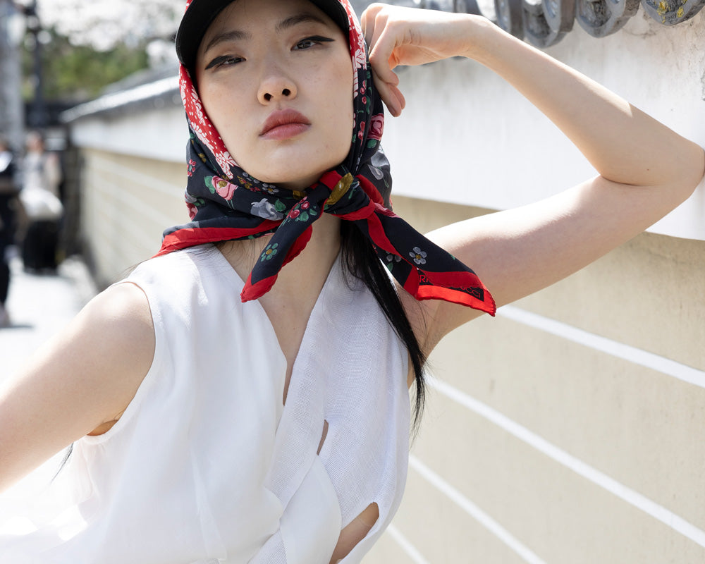 Sleeveless intertwined top