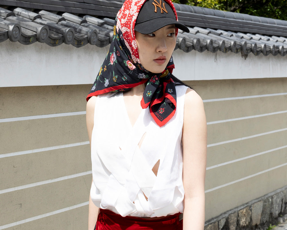 Sleeveless intertwined top