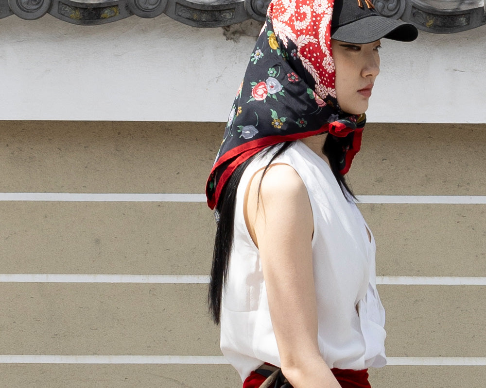 Sleeveless intertwined top