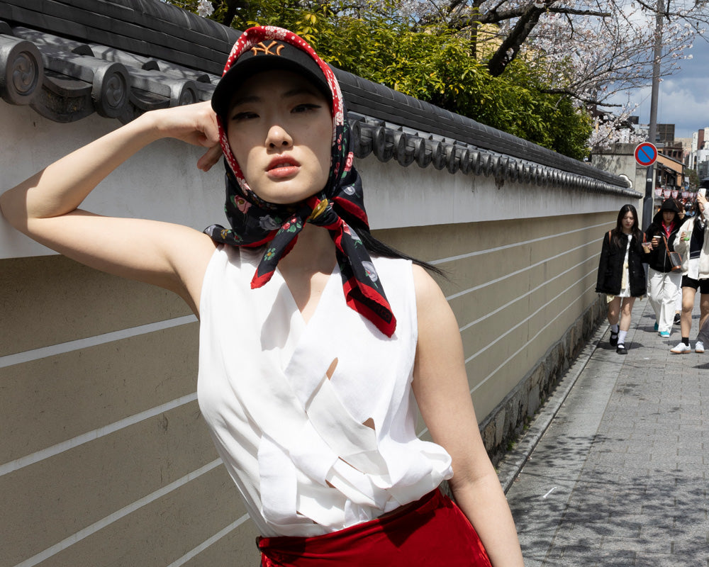 Sleeveless intertwined top