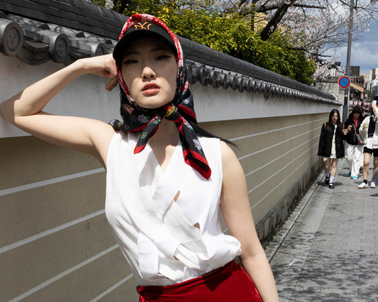 Sleeveless intertwined top