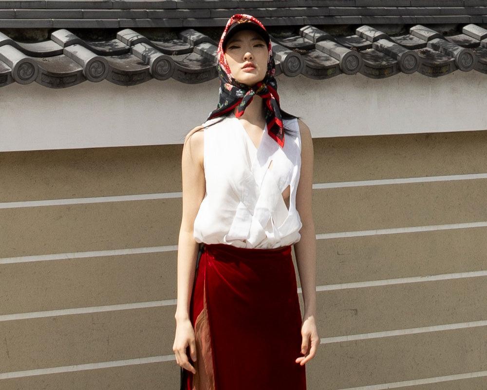 Sleeveless intertwined top